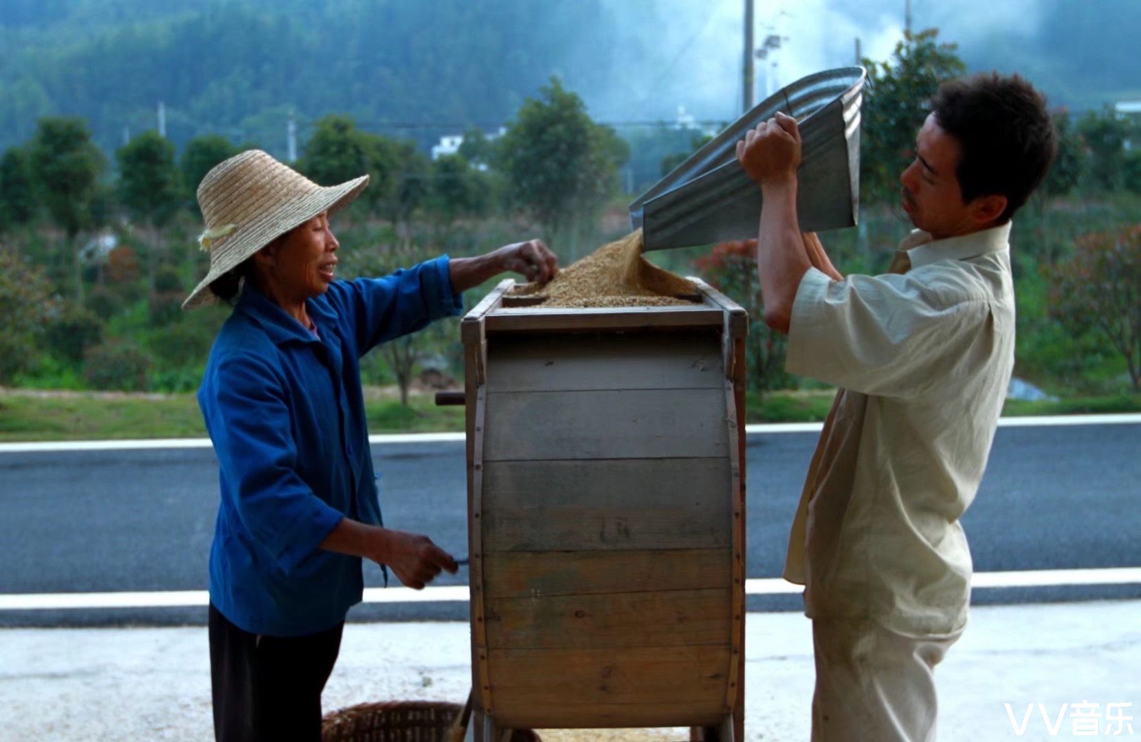 稻谷晒干后还有最后一个程序,就是用风车将谷子吹动,结实保满的梗粒