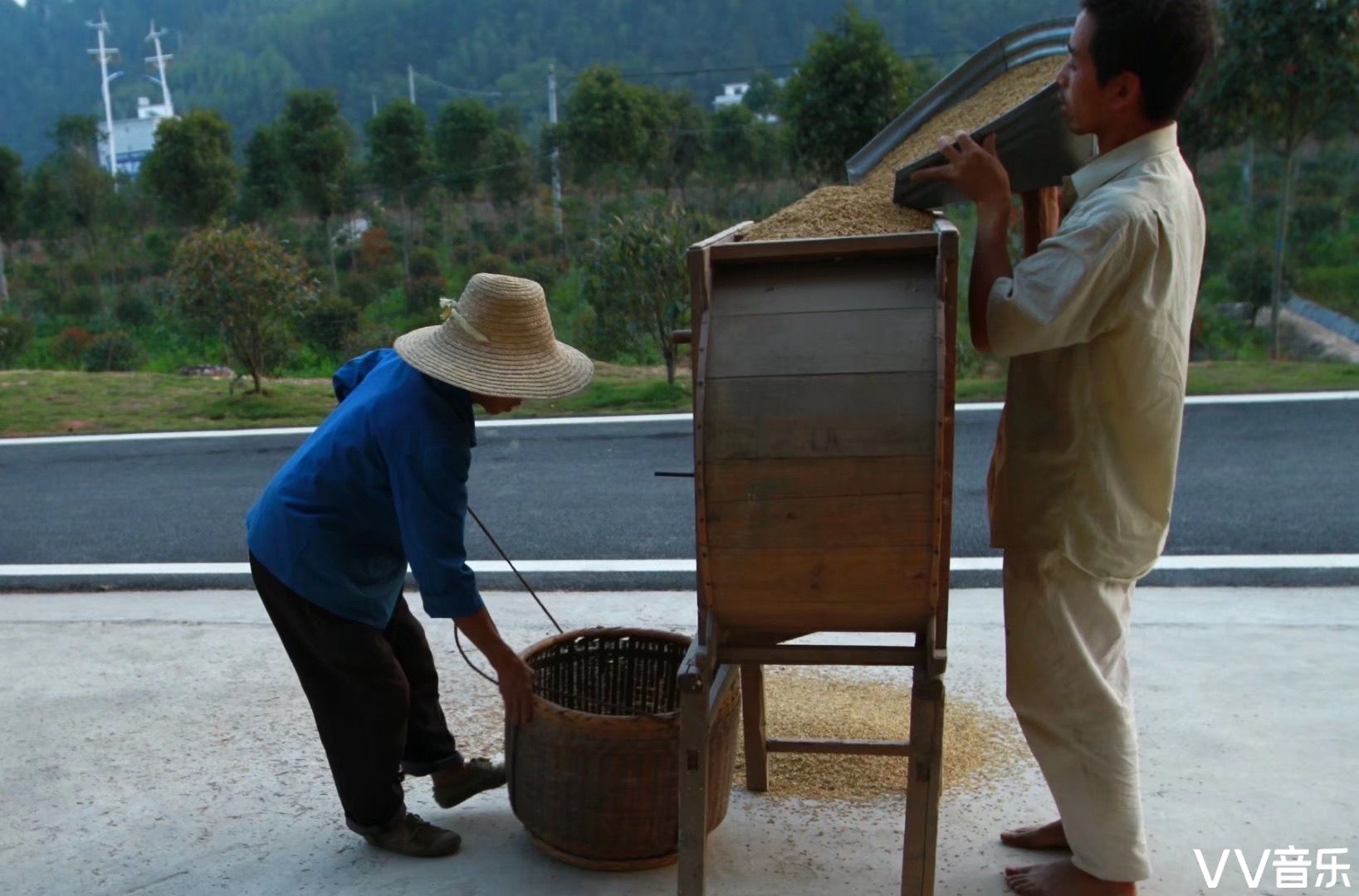 稻谷晒干后还有最后一个程序,就是用风车将谷子吹动,结实保满的梗粒