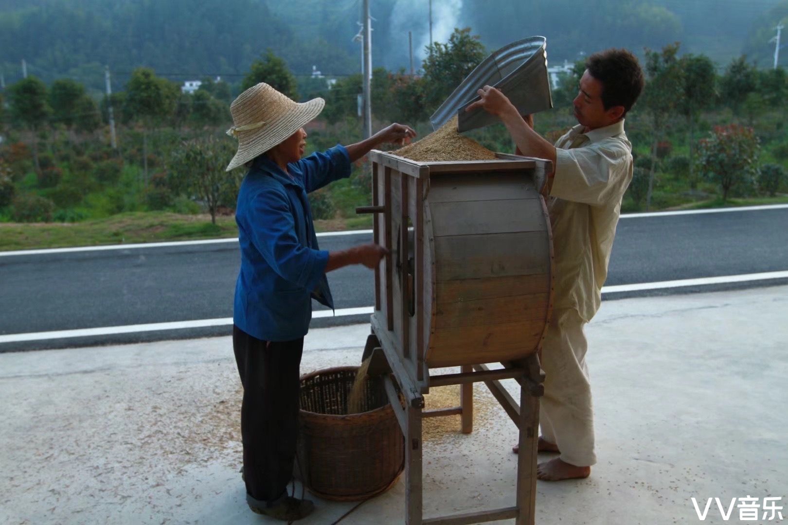 稻谷晒干后还有最后一个程序,就是用风车将谷子吹动,结实保满的梗粒