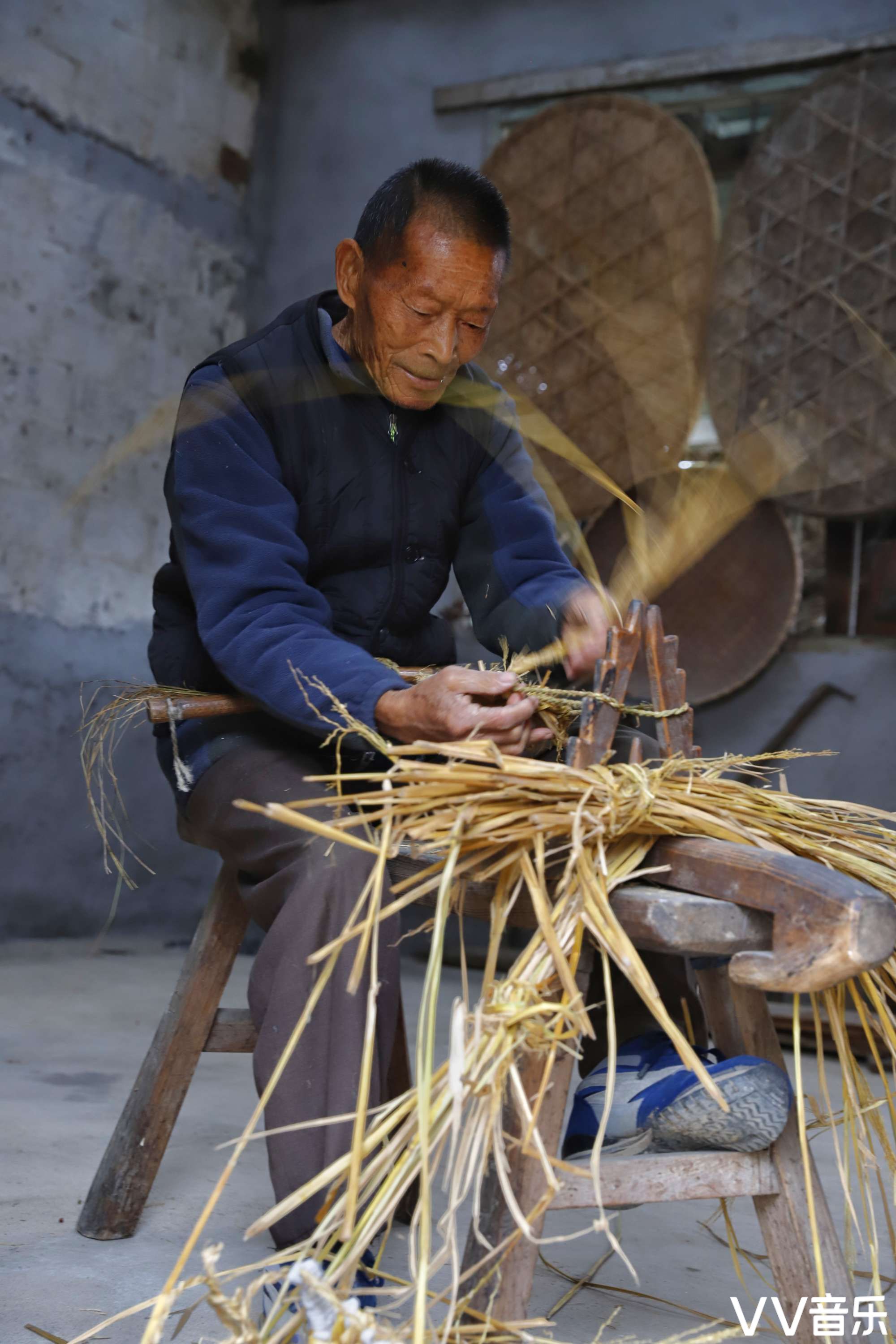 老人编织草鞋