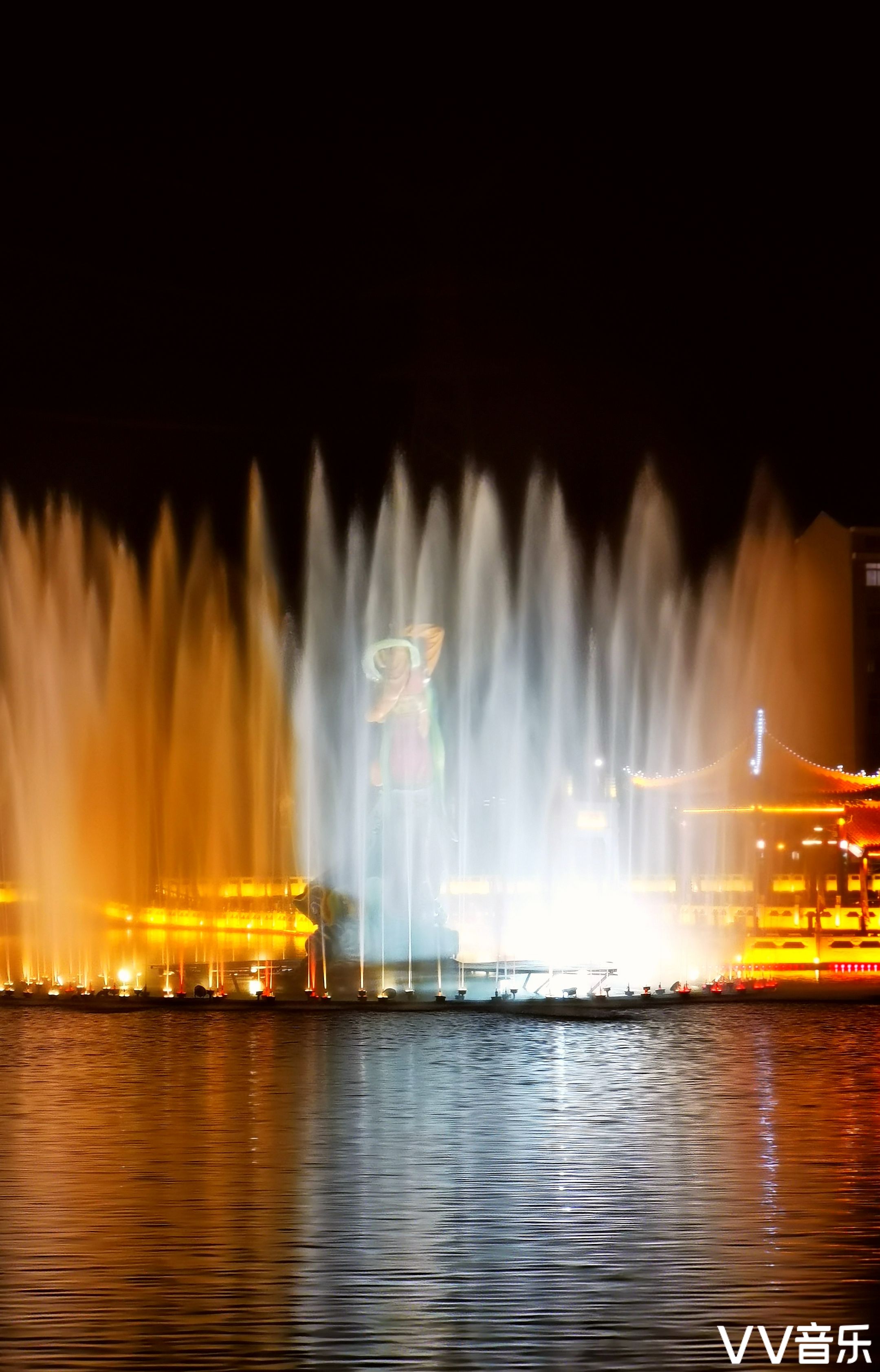 岜山月湖喷泉夜景