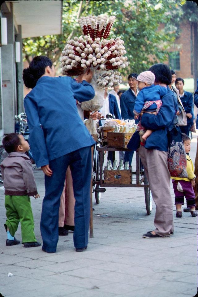 80年代北京历史老照片:89年代的北京街头,卖糖葫芦串的小贩,正宗的