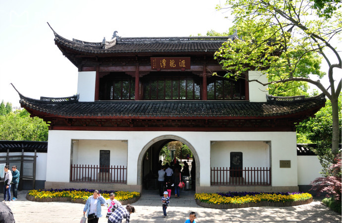 汇龙潭于明代万历十六年所建自北向南有五条河流汇集而成自古有五龙抢