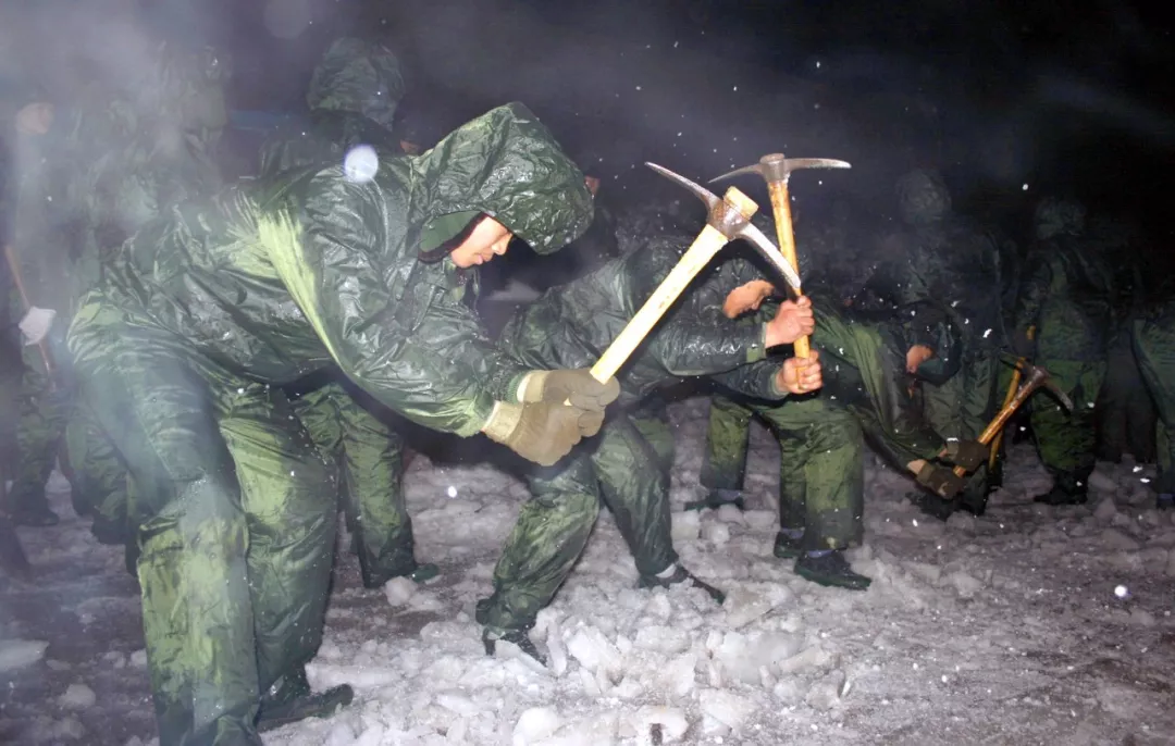 性格里  天地长存  日月永驻  全县干部群众积极投入到抗击冰雪灾害中