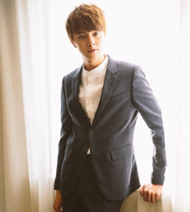 西门吴希泽是个新人演员,私照并不多,从仅有的这个红色发带搭配银色