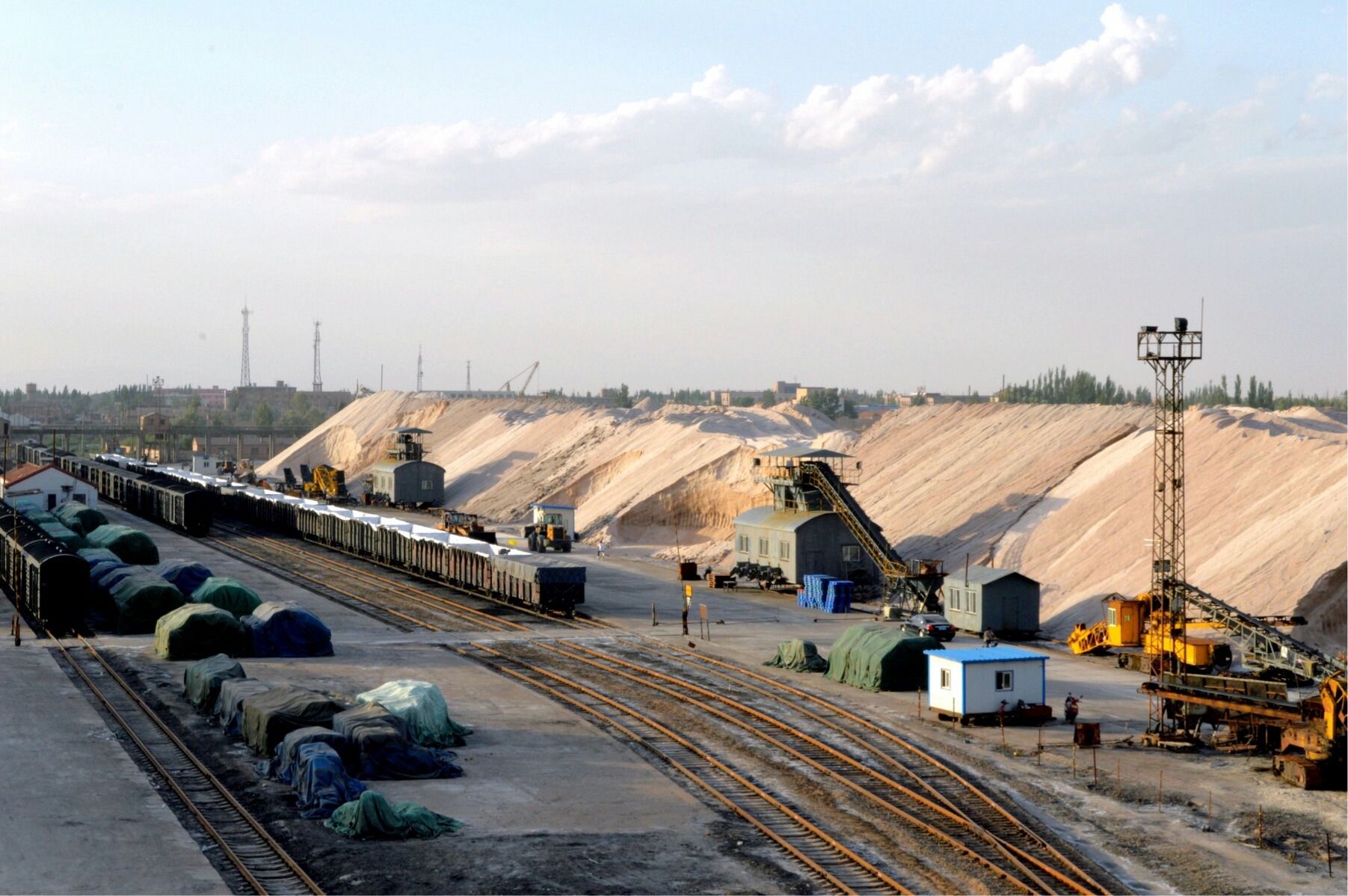 在中国内蒙古阿拉善左旗中部吉兰泰镇境内,乌兰布和沙漠西侧.