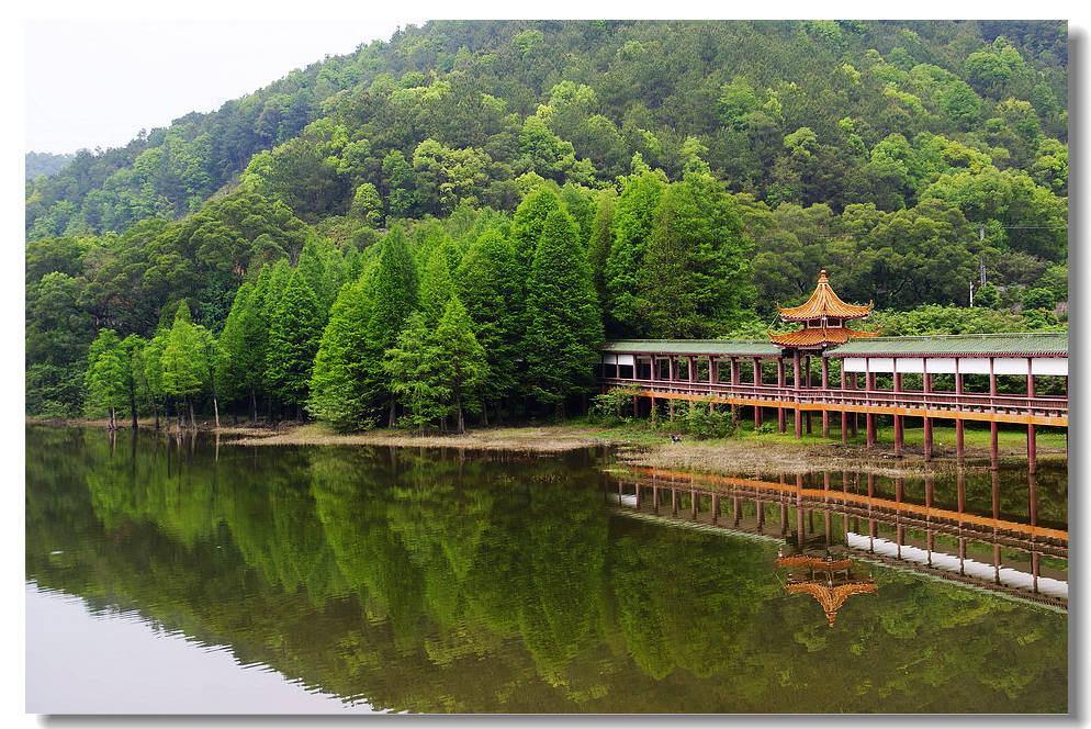 景区面积9平方公里,山幽水雅,堂奥纵深,蕴藏着丰富的自然景观