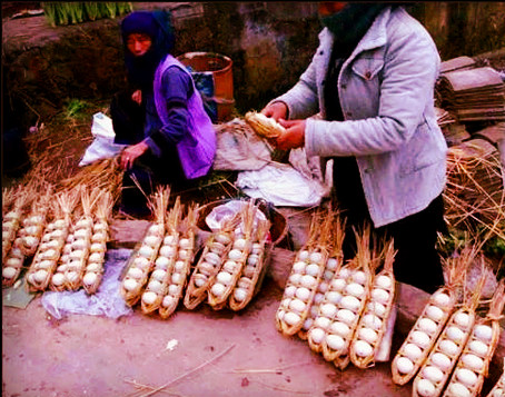 第一怪:鸡蛋用草串着卖