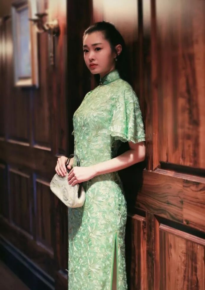 《黎明决战》里诗诗拍了一组造型图,藕粉色的长裙配小外套,已经基本看