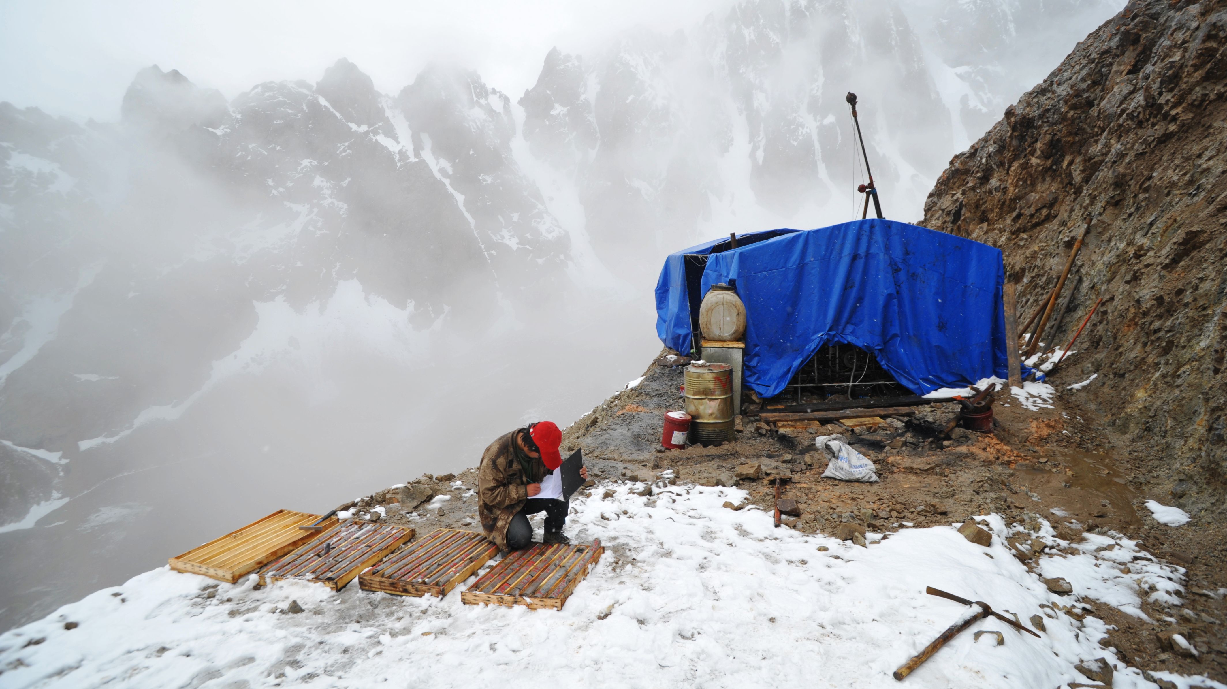 那狂暴的雨  可以无情地掀翻我们的帐房  只要我们手握地质锤  我们的
