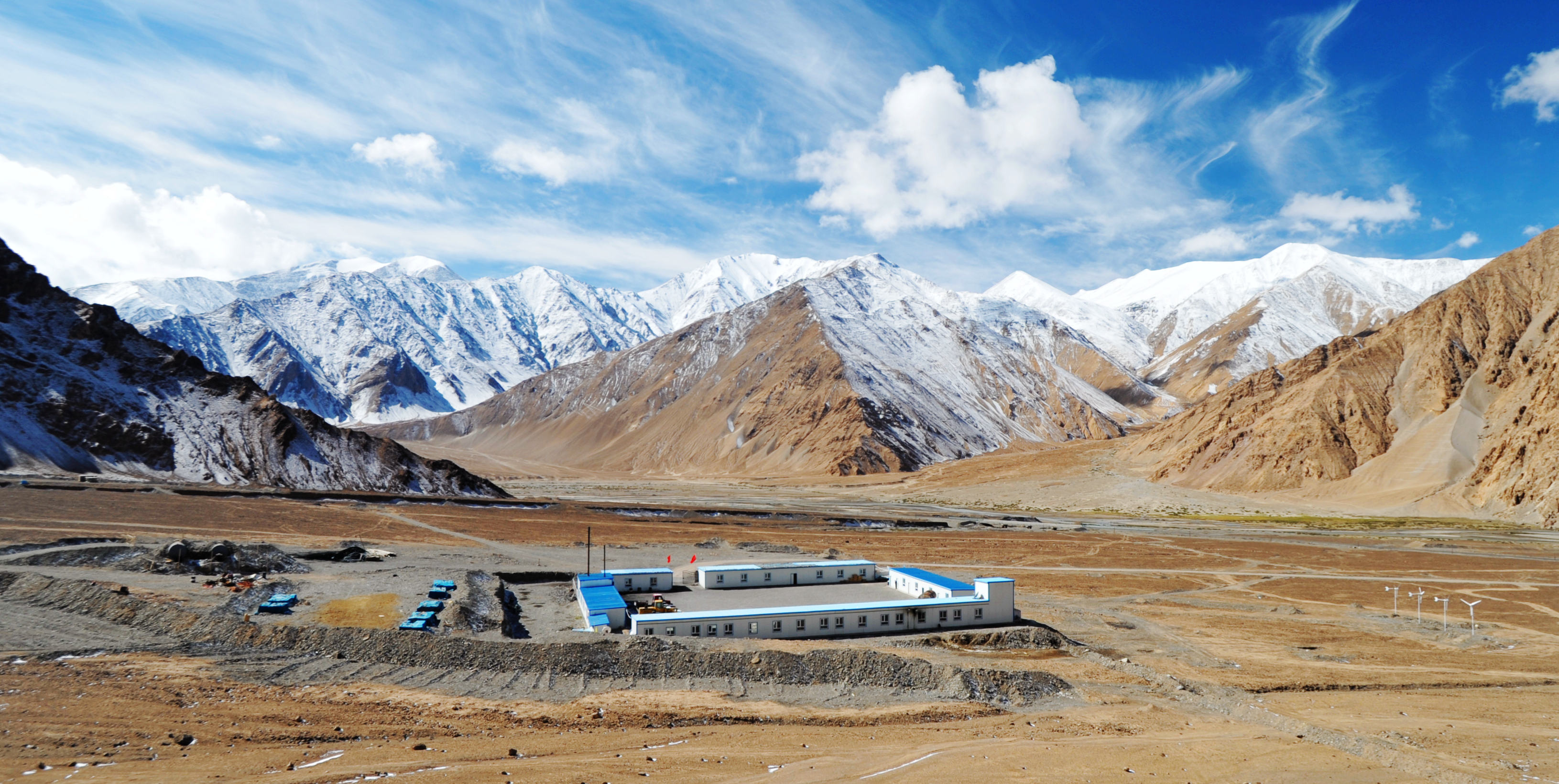 那金钱与美女  可以不往我们身上考量  只要我们手握地质锤  我们的心