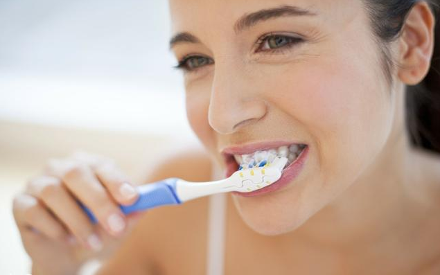 睡前不刷牙,原来危害这么大!一不小心就被这2种病找上