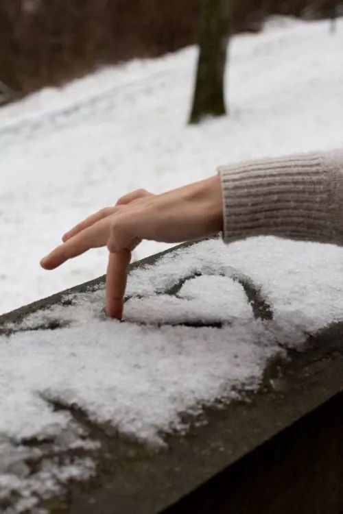 伸手接雪花图片图片