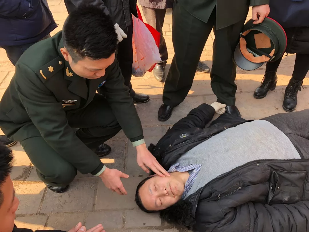 男子晕倒,千钧一发之际,一车军医一拥而上!