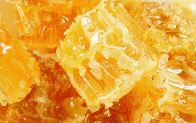 银杏蜜  银杏花本身是没有蜜的,市场上的银杏蜜是在真蜜或假蜜中添加