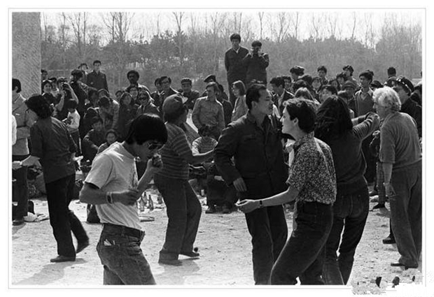 80年代北京历史老照片:年轻人一起跳舞,跳得十分的开心.