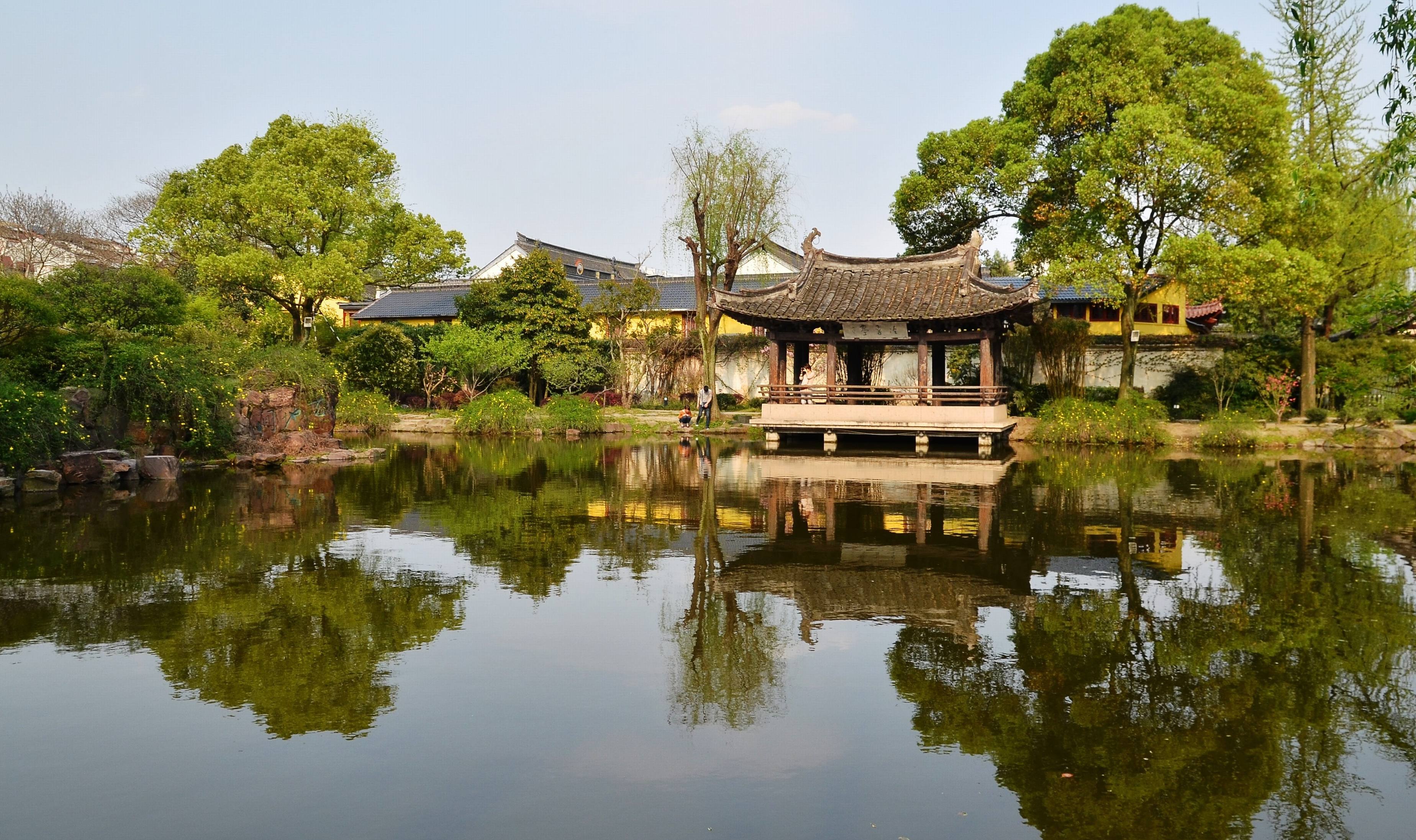 【山常青,水常秀,朋友来了喝美酒】