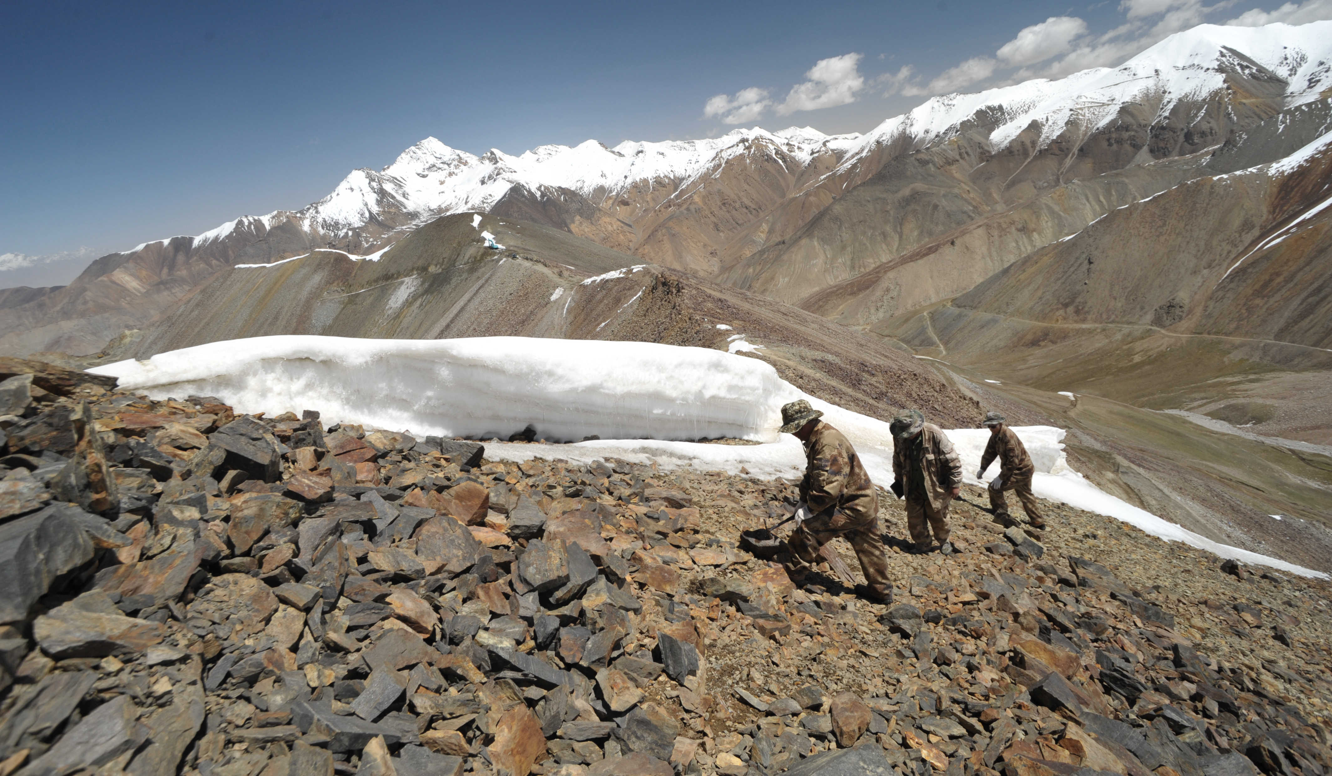 不响  那林中的鸟儿  你也可以嘲笑我们没有翅膀  只要我们手握地质锤