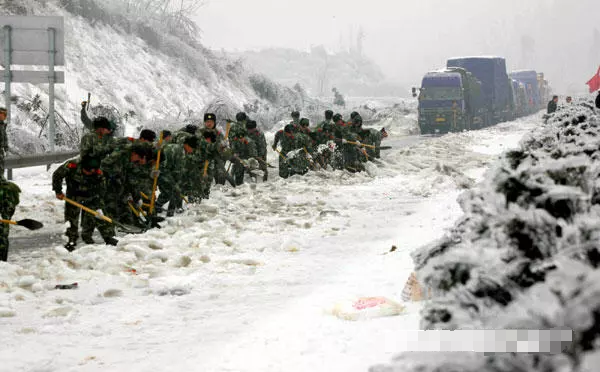 10年前,面对雨雪冰冻灾害,他们的爱与坚守让人铭记!