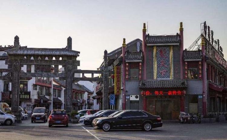 后在明成化时由当地穆斯林社首马化龙父子出资将寺迁至今地.