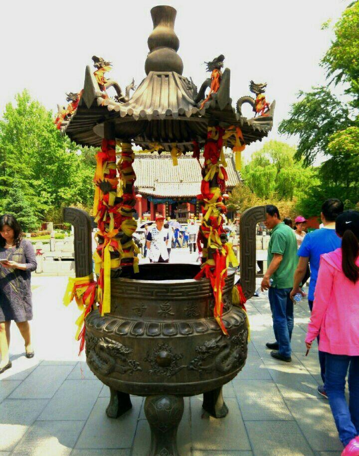 墨泉為一鑽孔噴泉,1966年建於百脈泉公園內龍泉寺西南角,水清透明,望