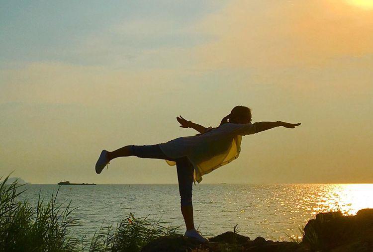 沐浴在阳光下的她分外矫健,活力无限